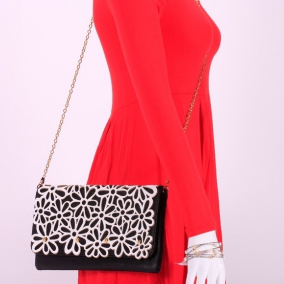 Black & White Daisy Floral Vegan Leather Clutch - Picture 3 of 8